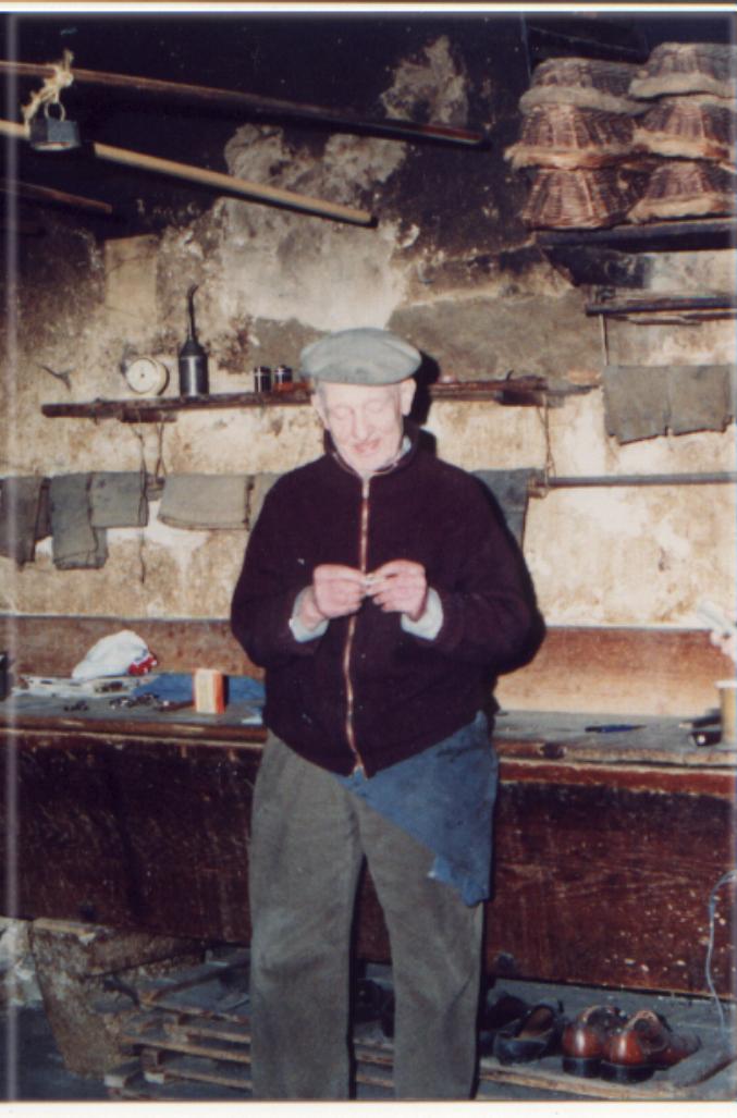 Marcel Dubreuil dans sa boulangerie en 1990
