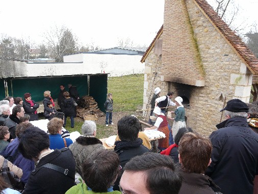 Enfournement des pains par William et son quipe